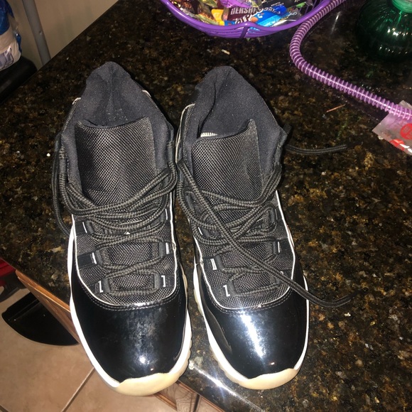 Black and white retro Jordan 11 size 8 still like new - Picture 3 of 6